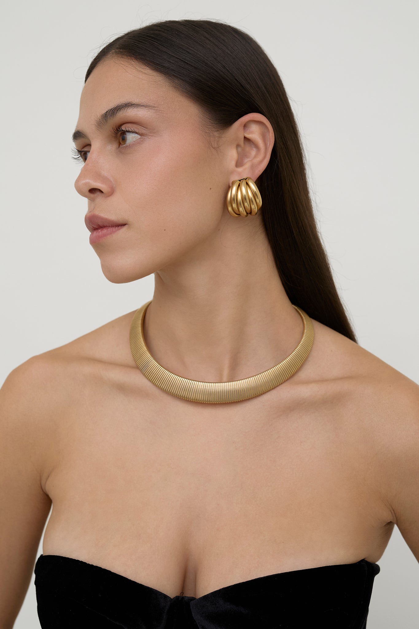 Gold coloured collier
