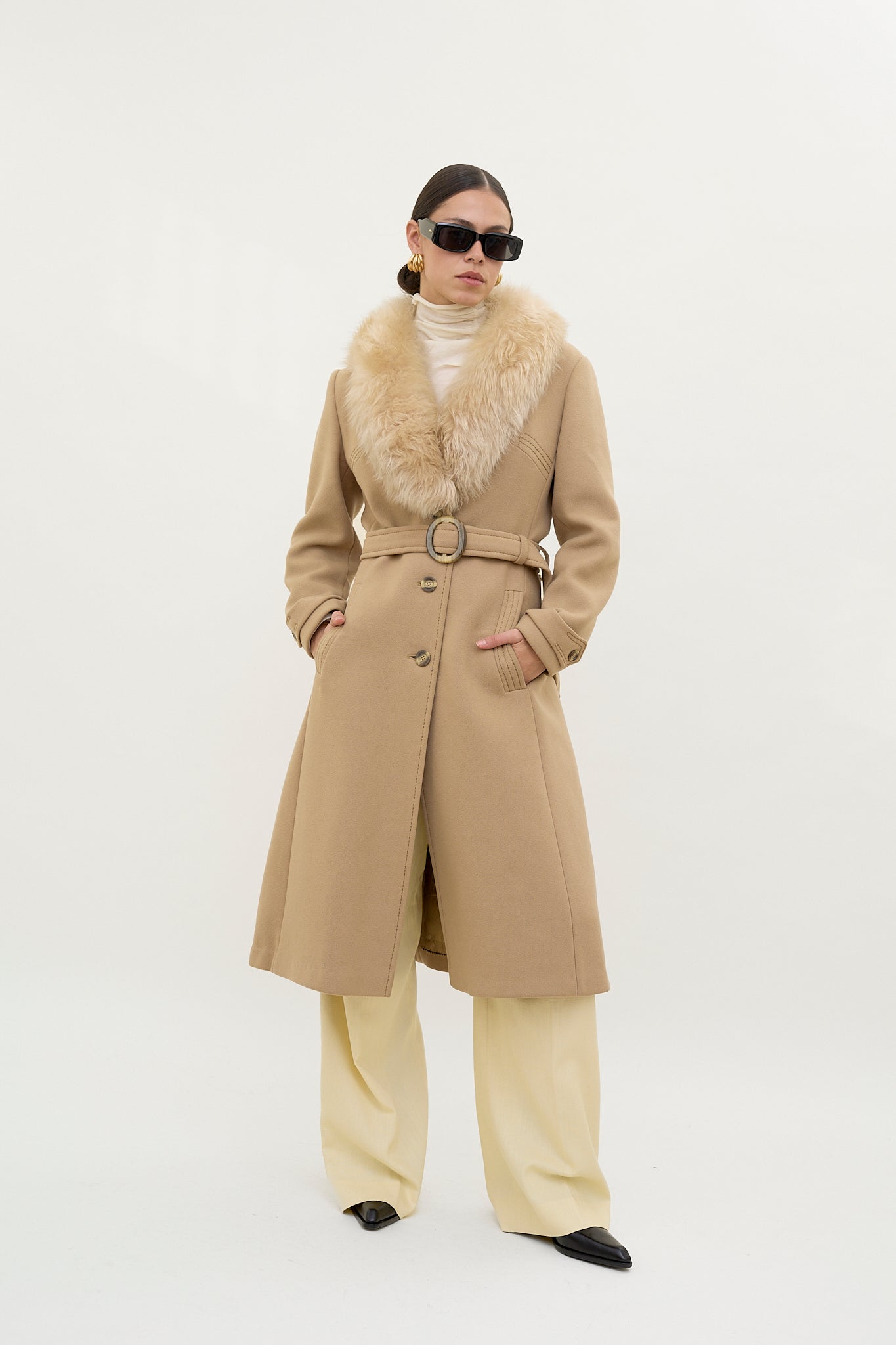Luxurious wool coat with fur collar