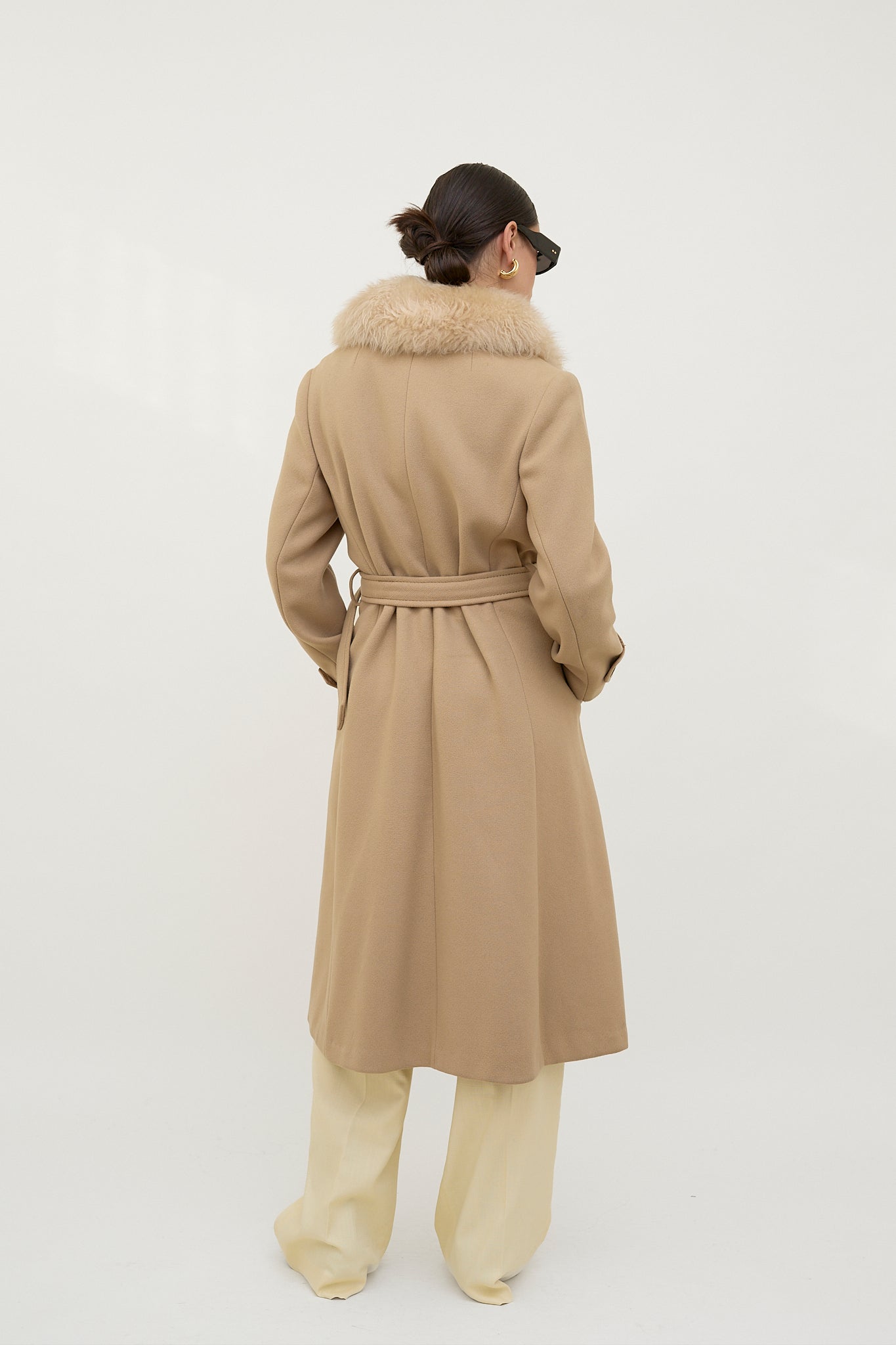 Luxurious wool coat with fur collar