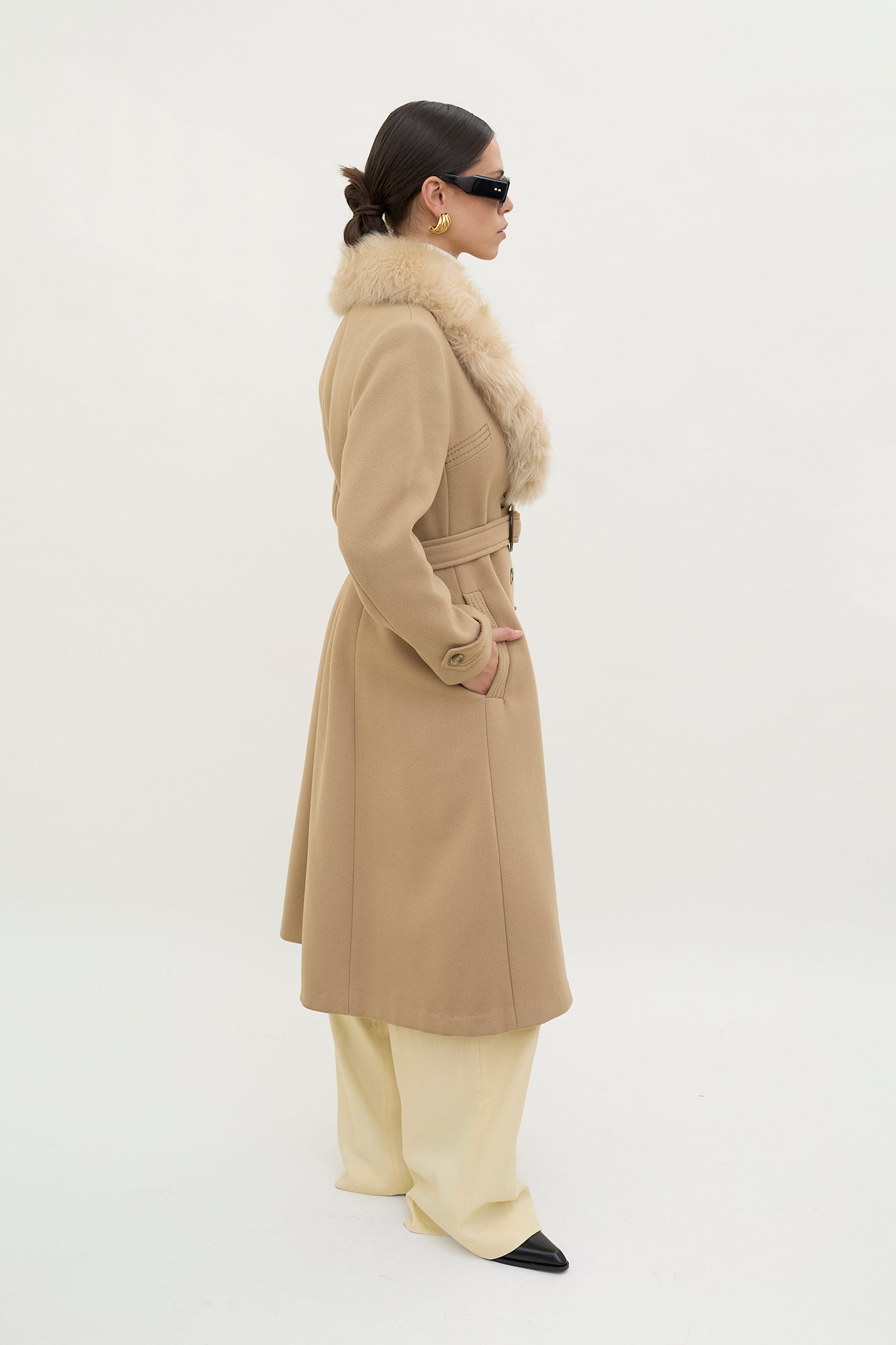 Luxurious wool coat with fur collar
