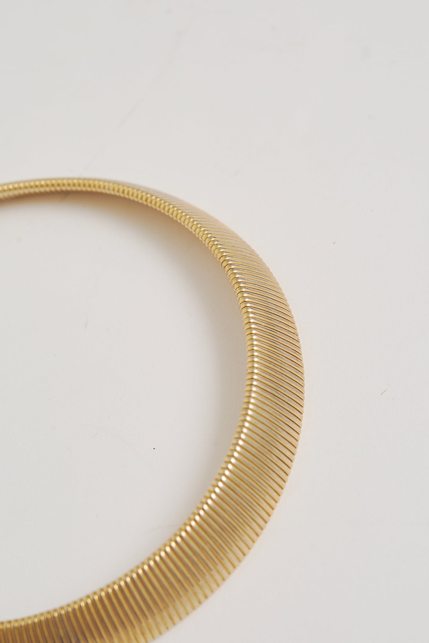 Gold coloured collier