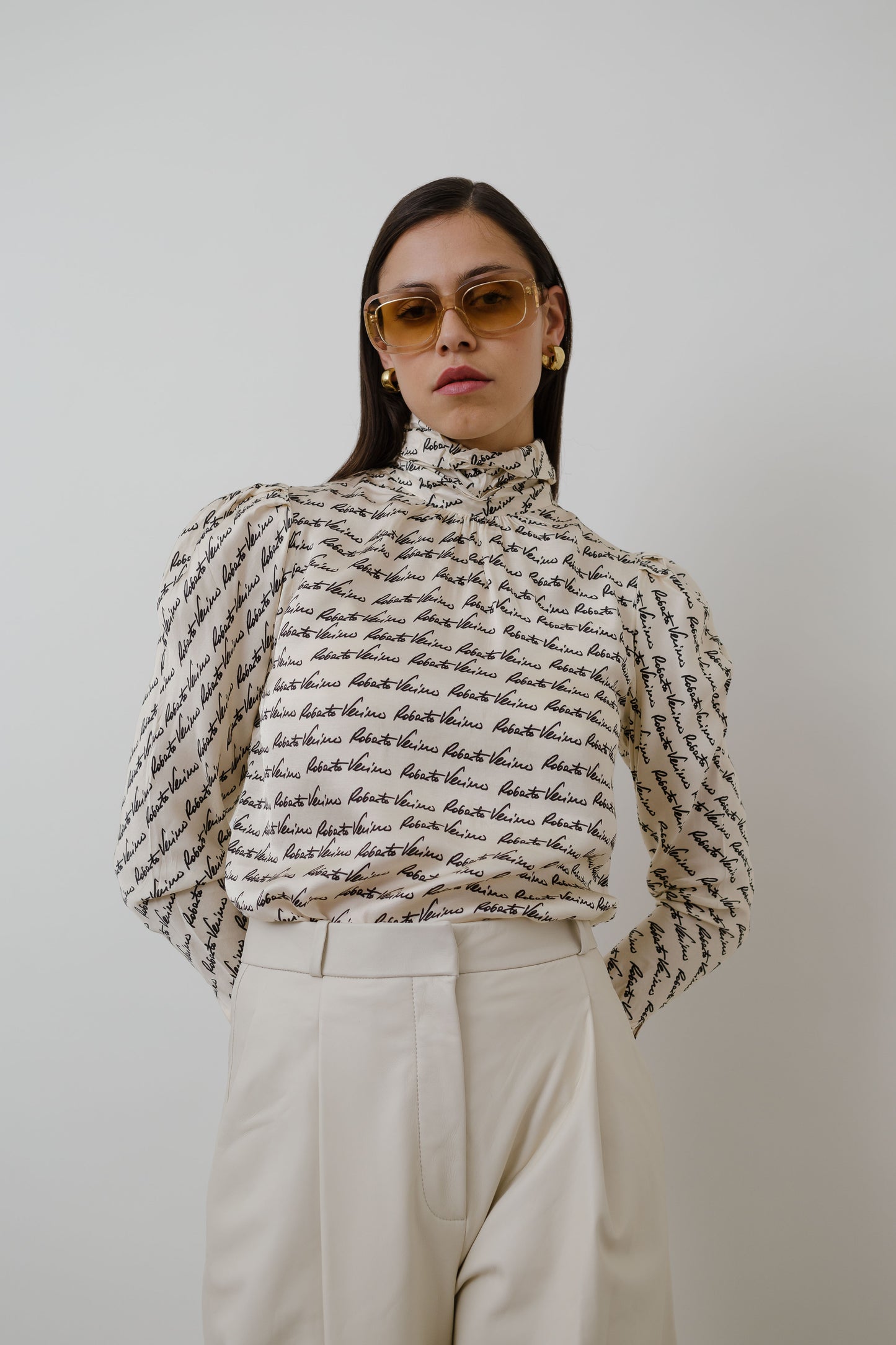 Flowing blouse with puffed sleeves