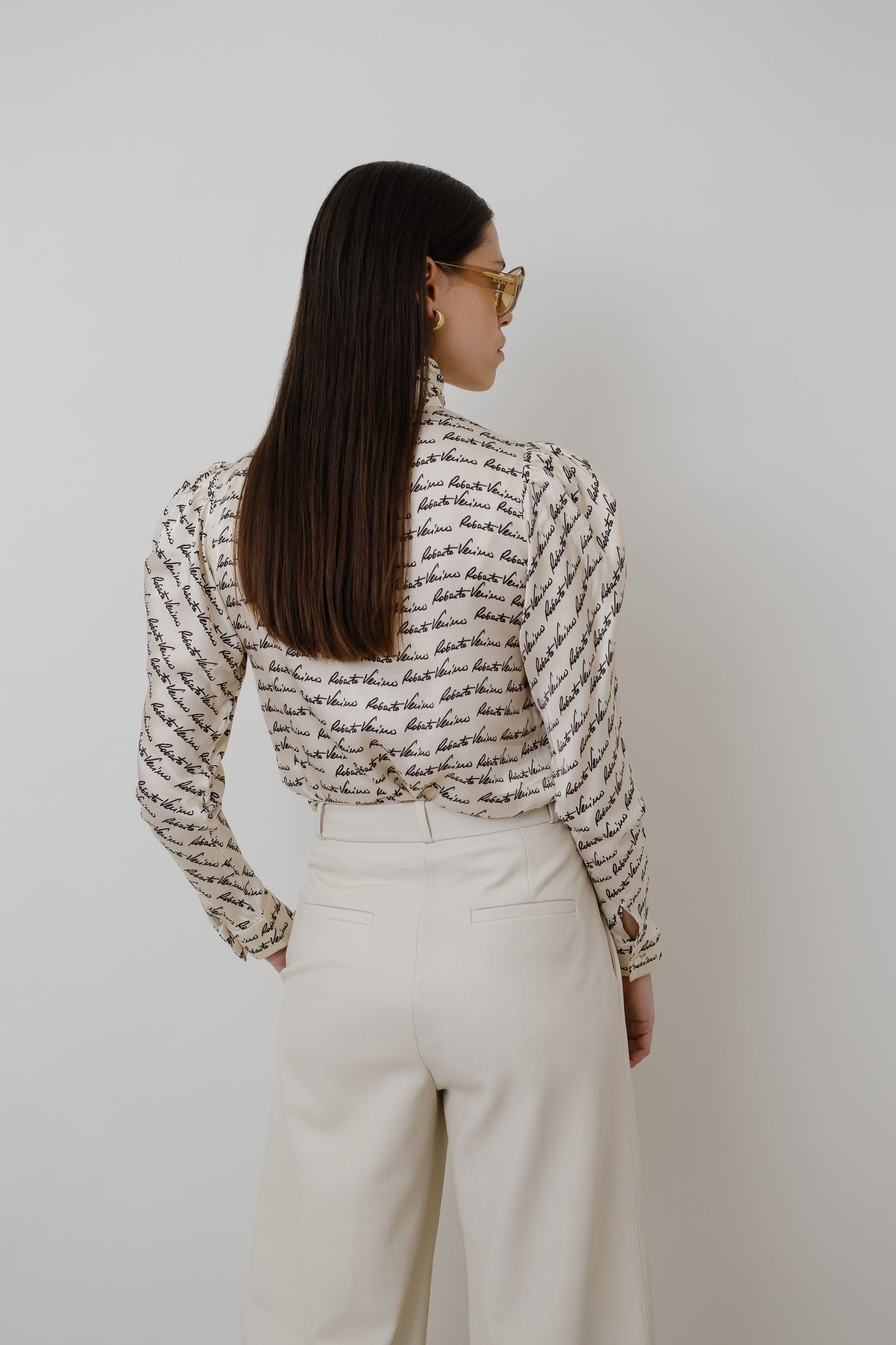Flowing blouse with puffed sleeves