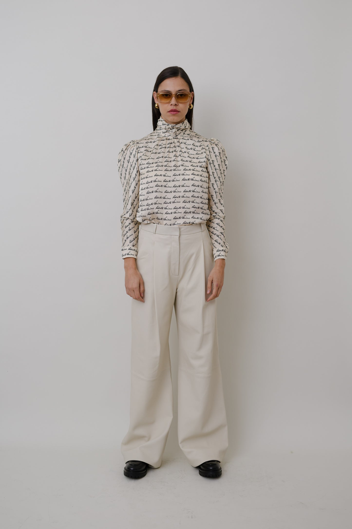 Flowing blouse with puffed sleeves