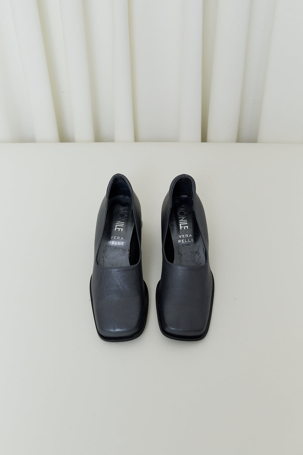 Minimalist leather pumps