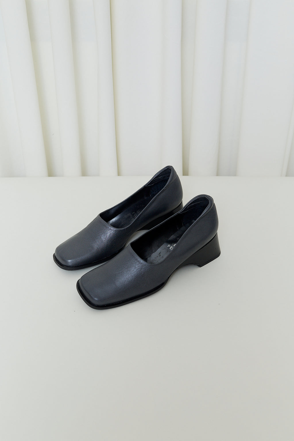 Minimalist leather pumps
