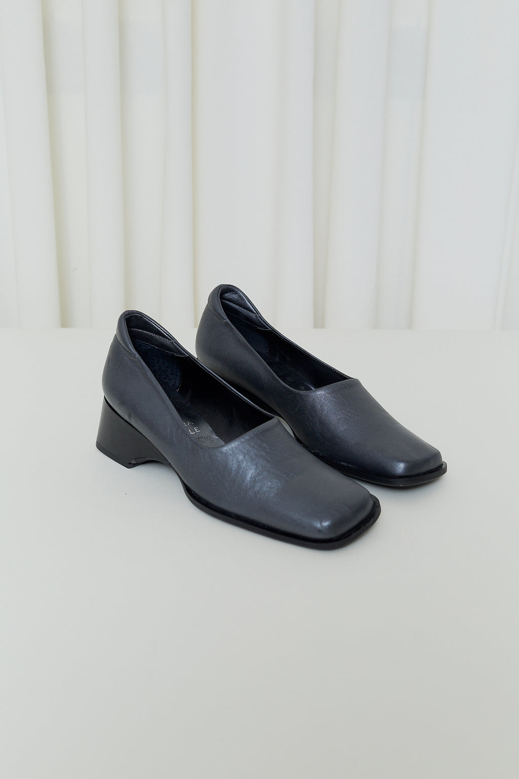 Minimalist leather pumps