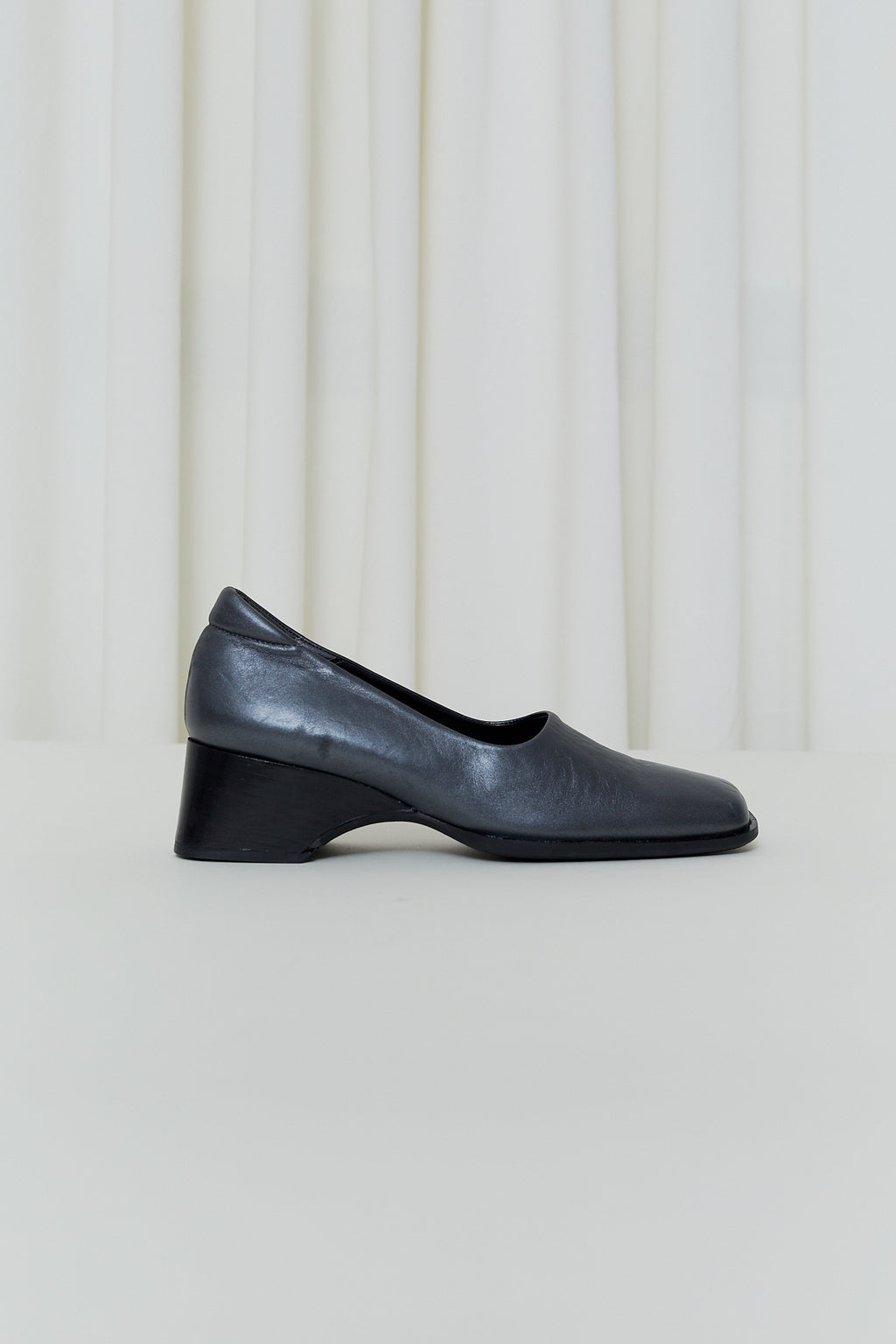 Minimalist leather pumps
