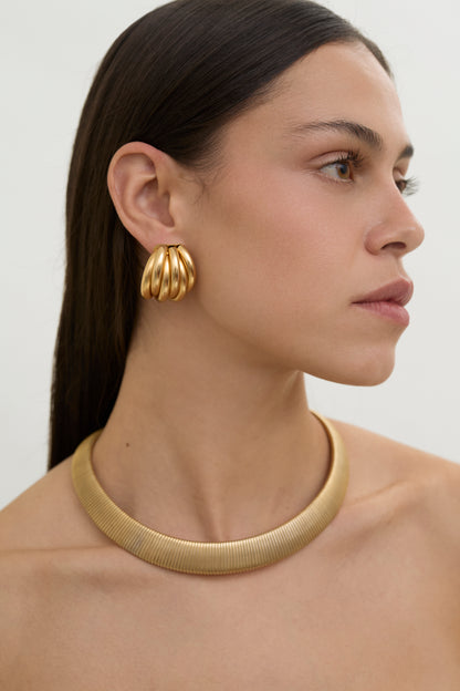 Gold coloured collier