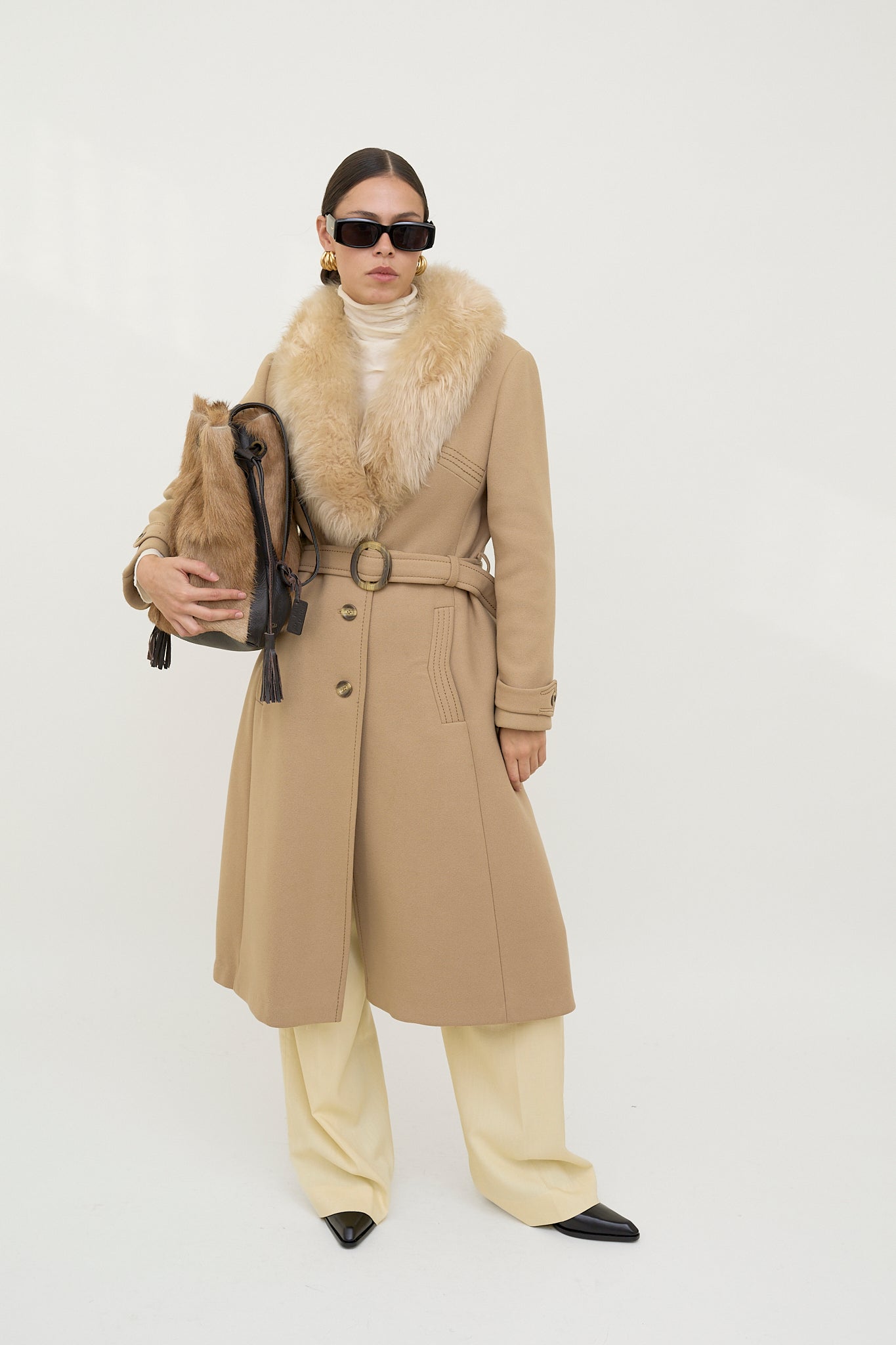 Luxurious wool coat with fur collar