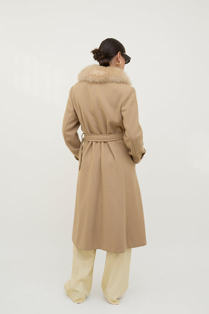 Luxurious wool coat with fur collar