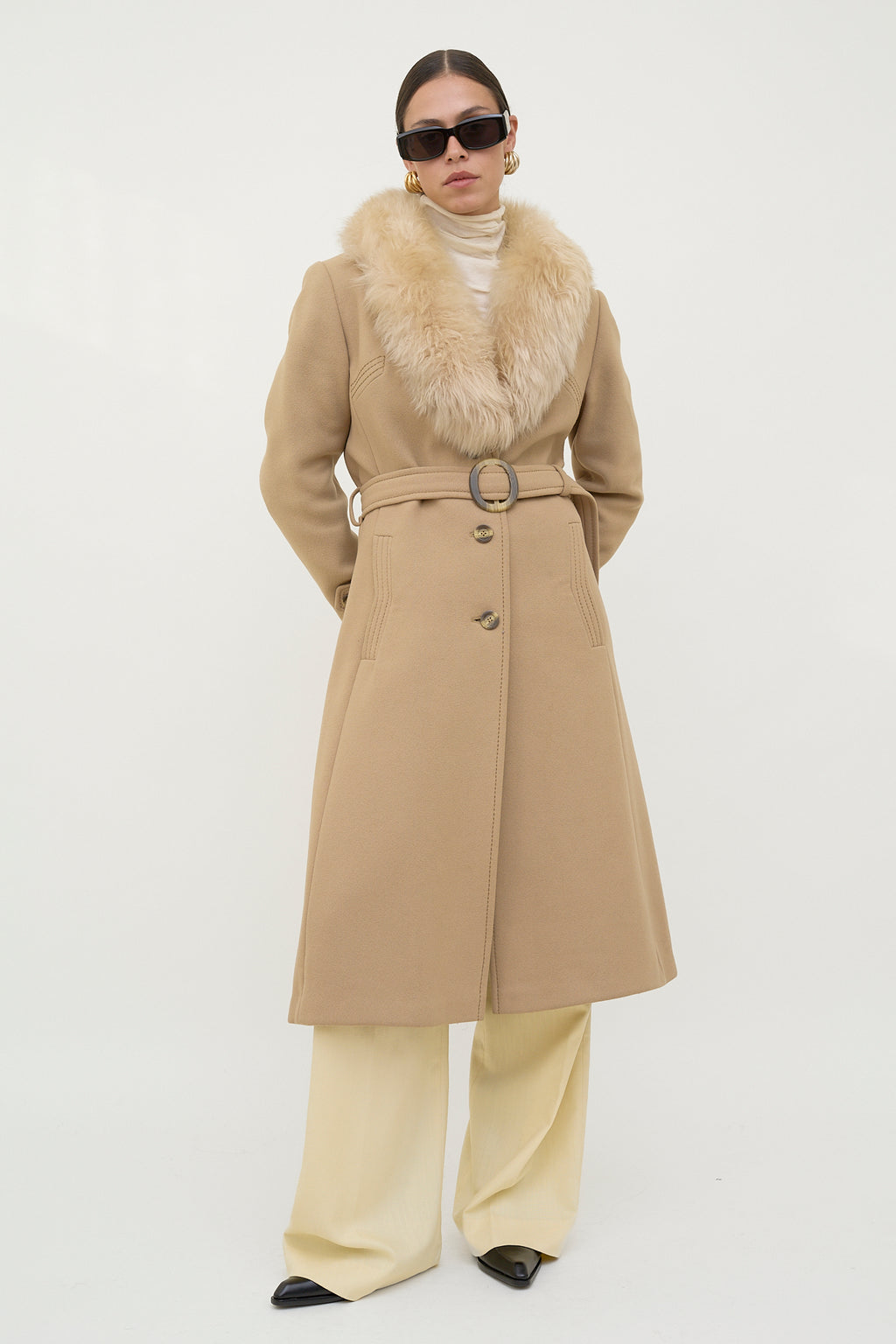 Luxurious wool coat with fur collar