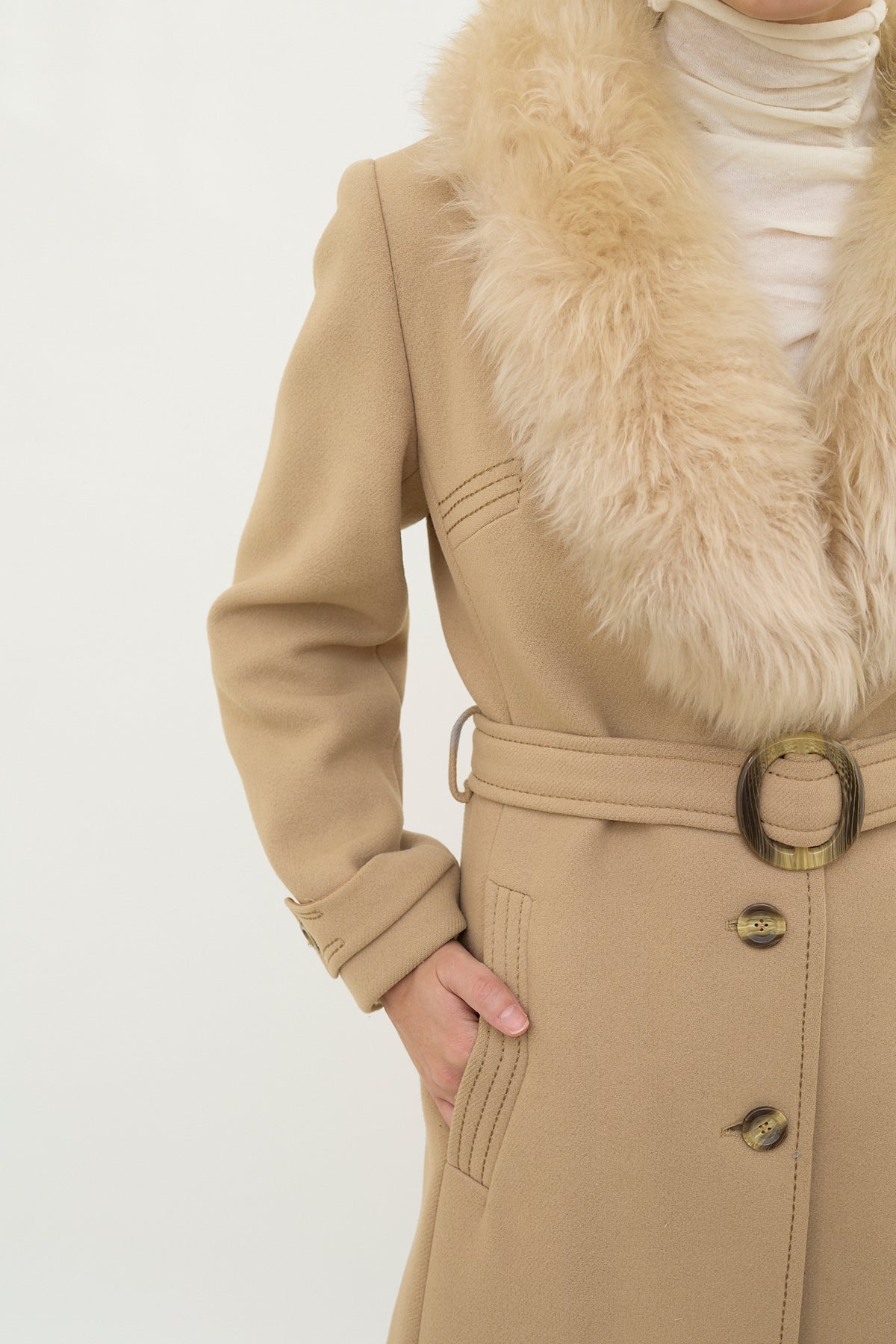 Luxurious wool coat with fur collar