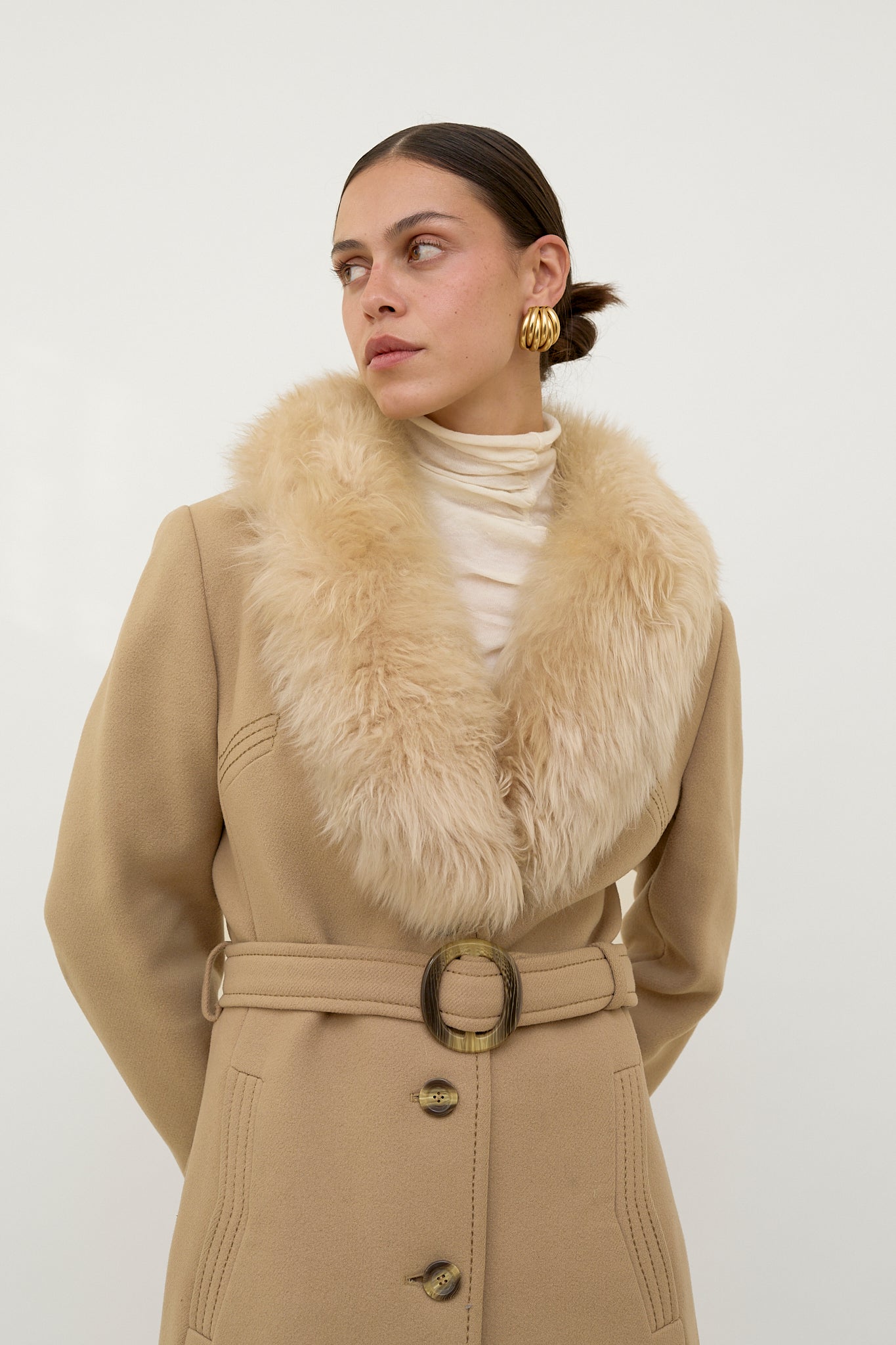 Luxurious wool coat with fur collar