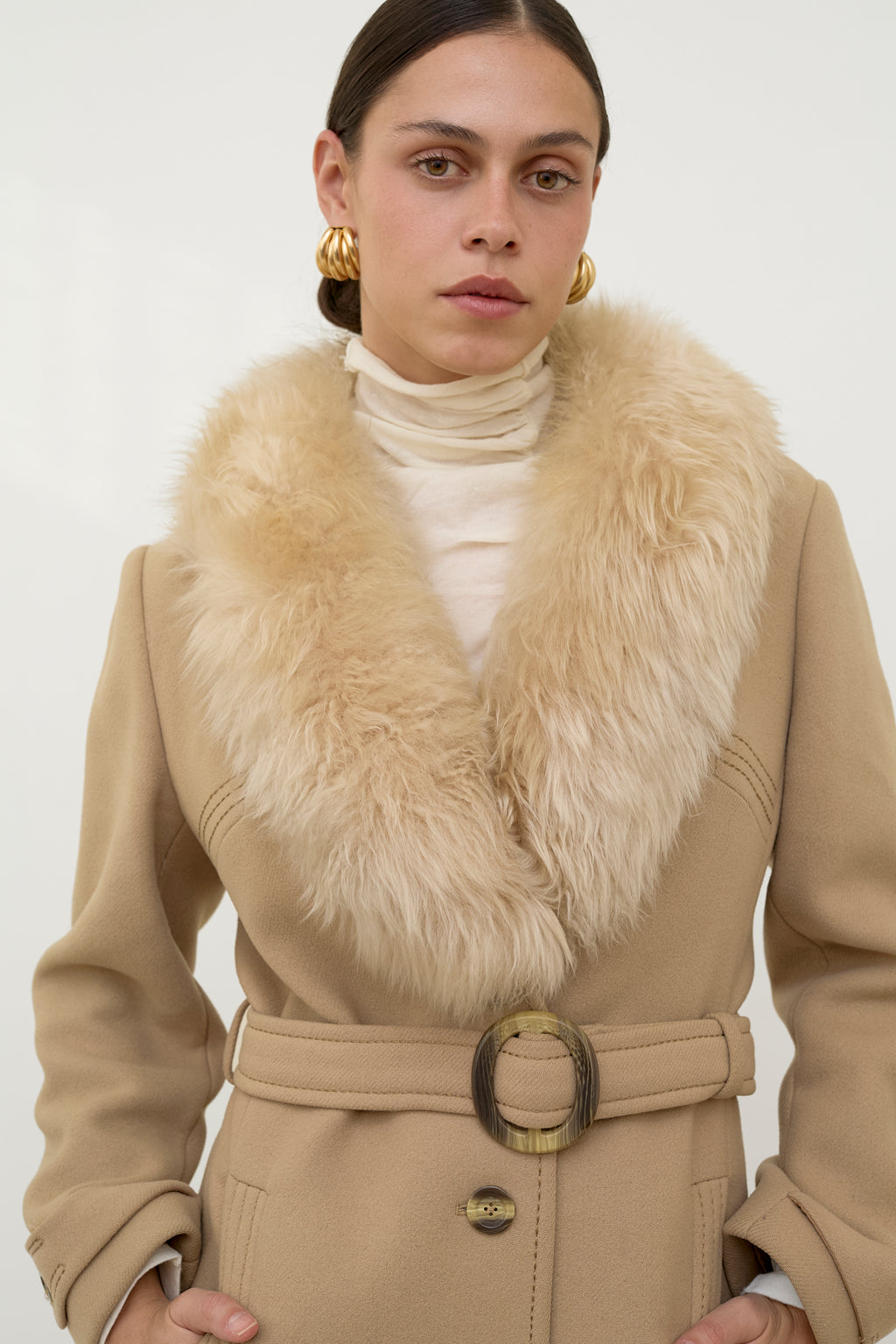 Luxurious wool coat with fur collar