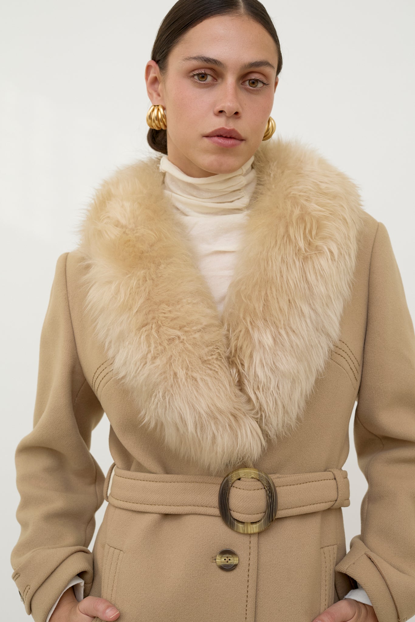 Luxurious wool coat with fur collar