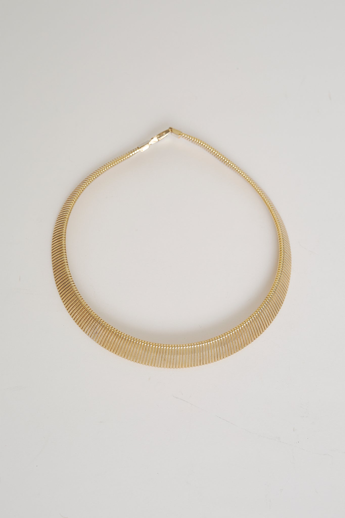 Gold coloured collier