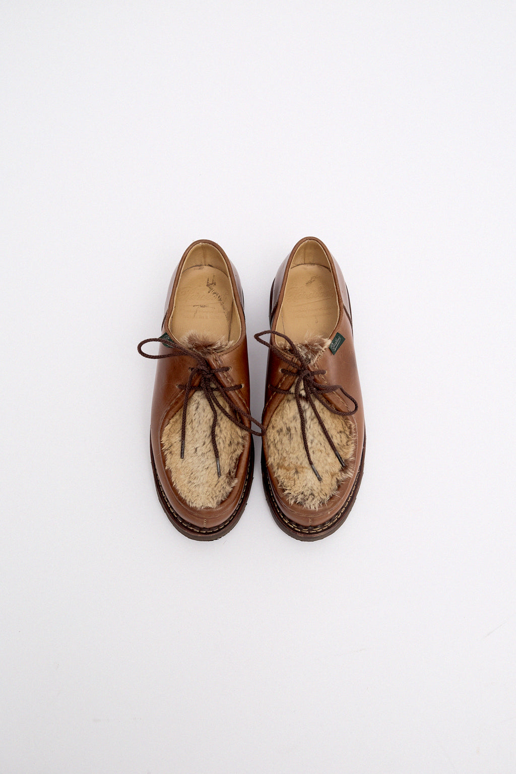 Leather boat shoes with shearling detail