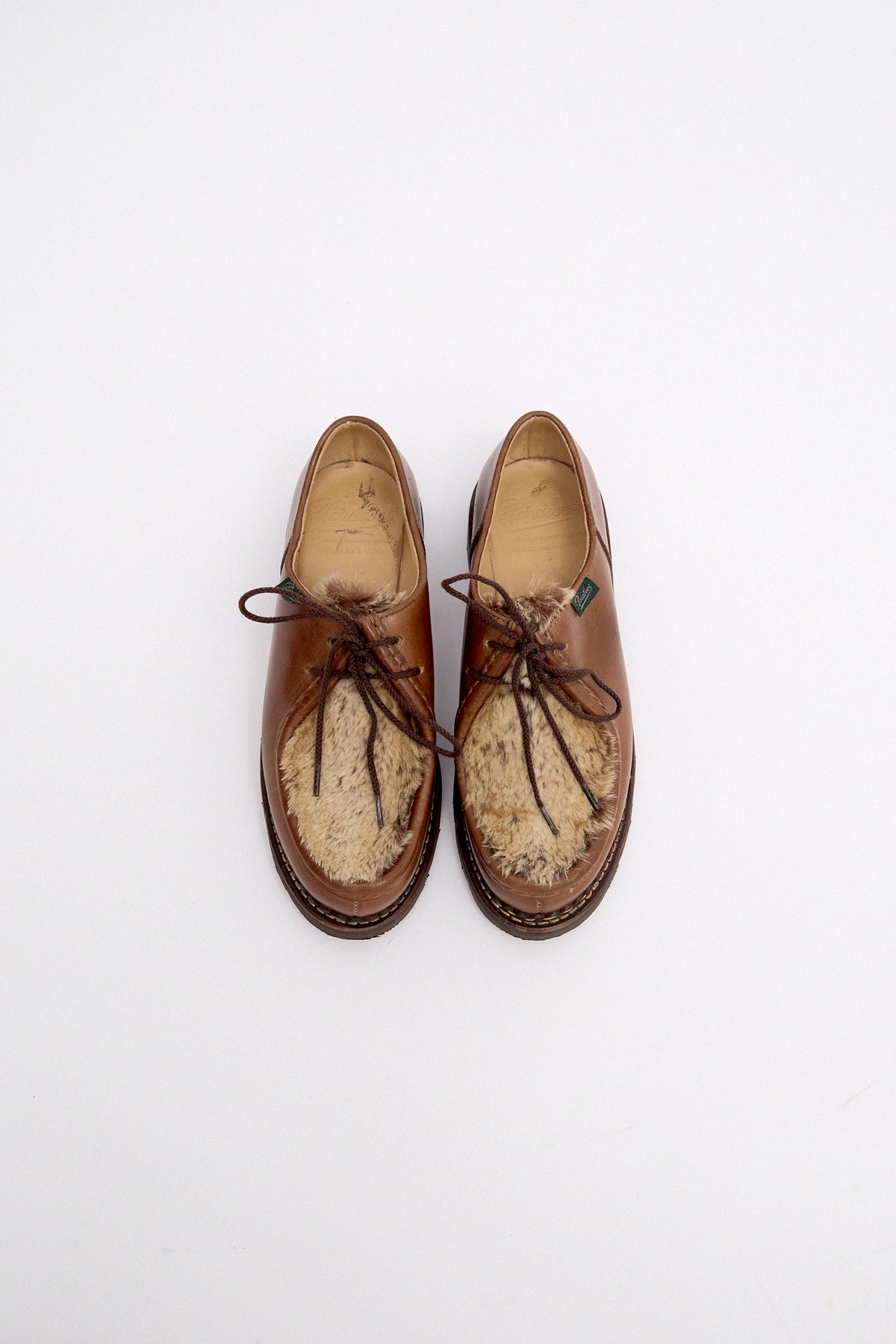 Leather boat shoes with shearling detail