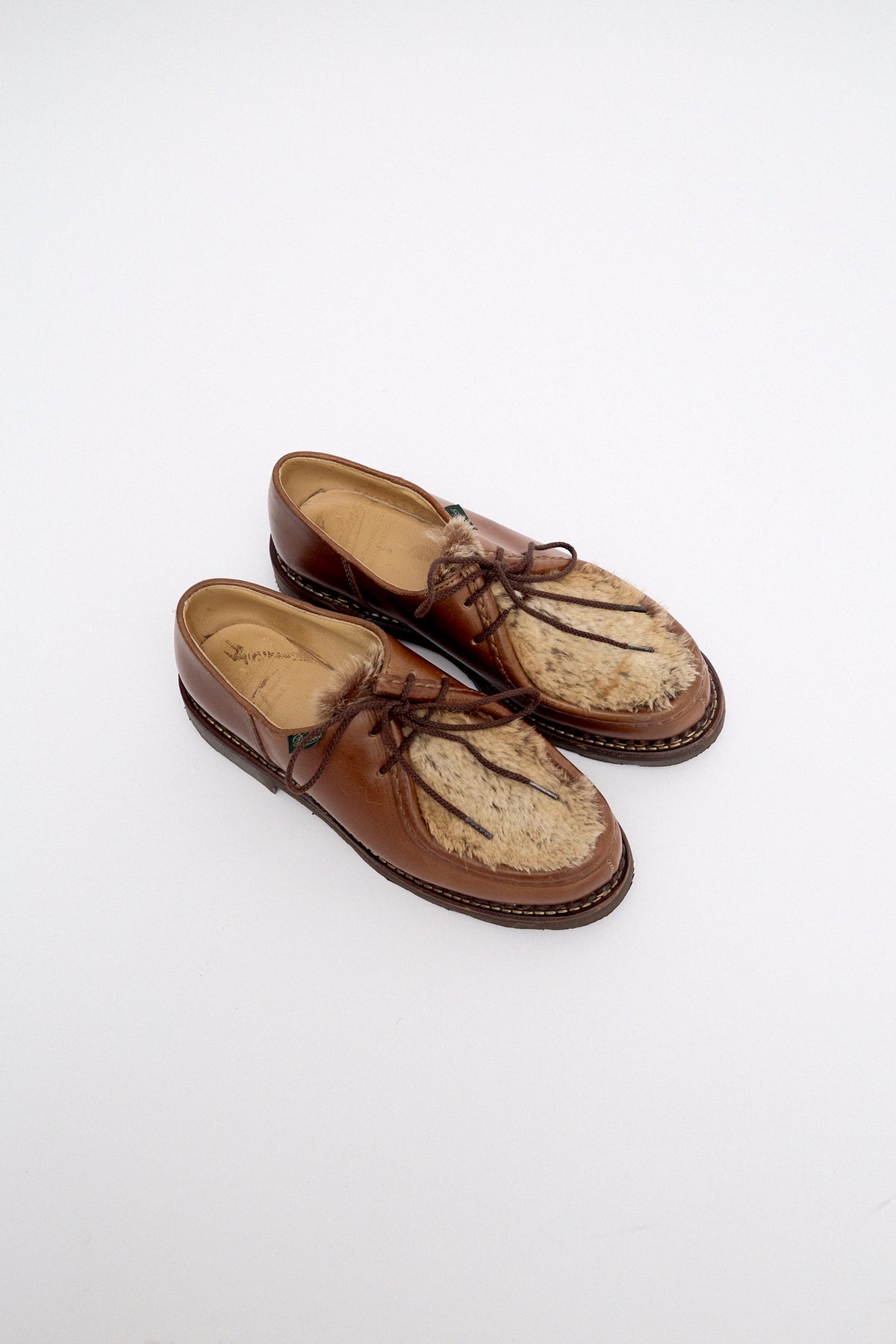 Leather boat shoes with shearling detail