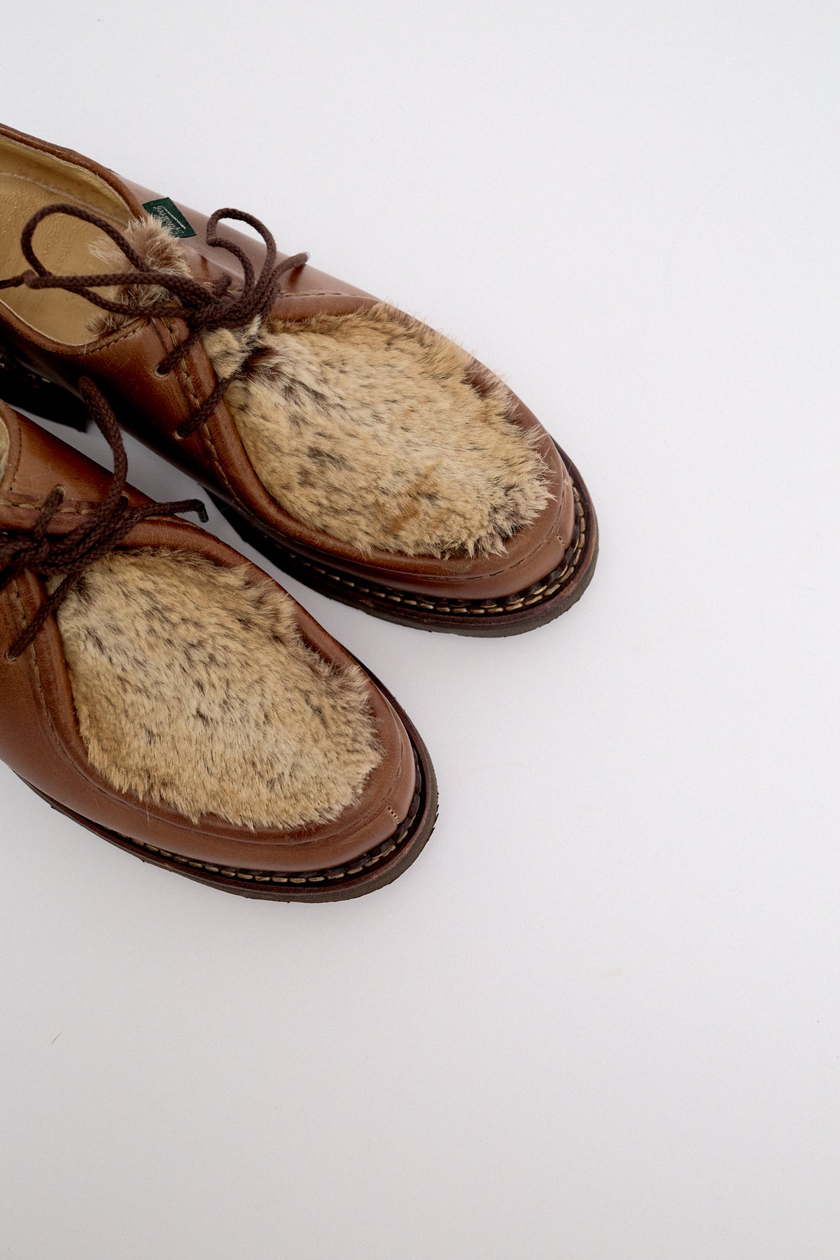 Leather boat shoes with shearling detail