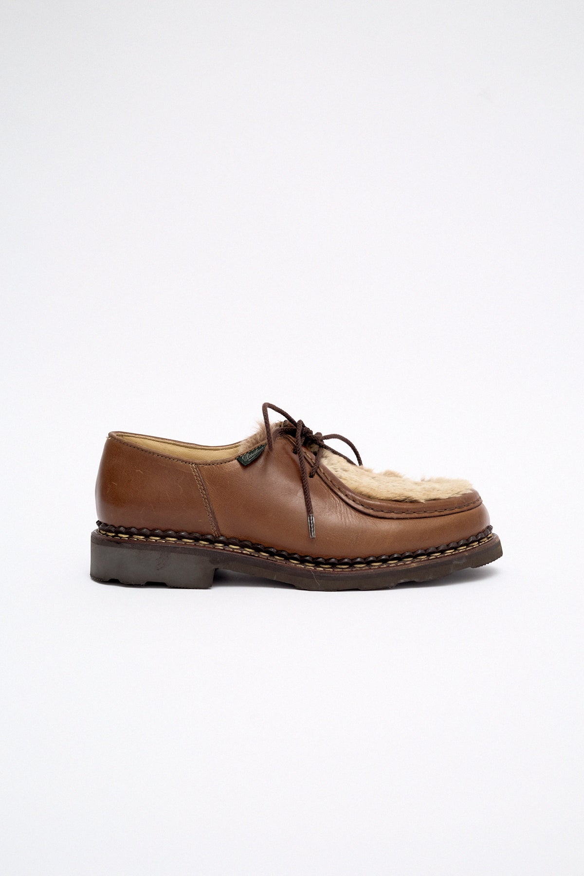 Leather boat shoes with shearling detail