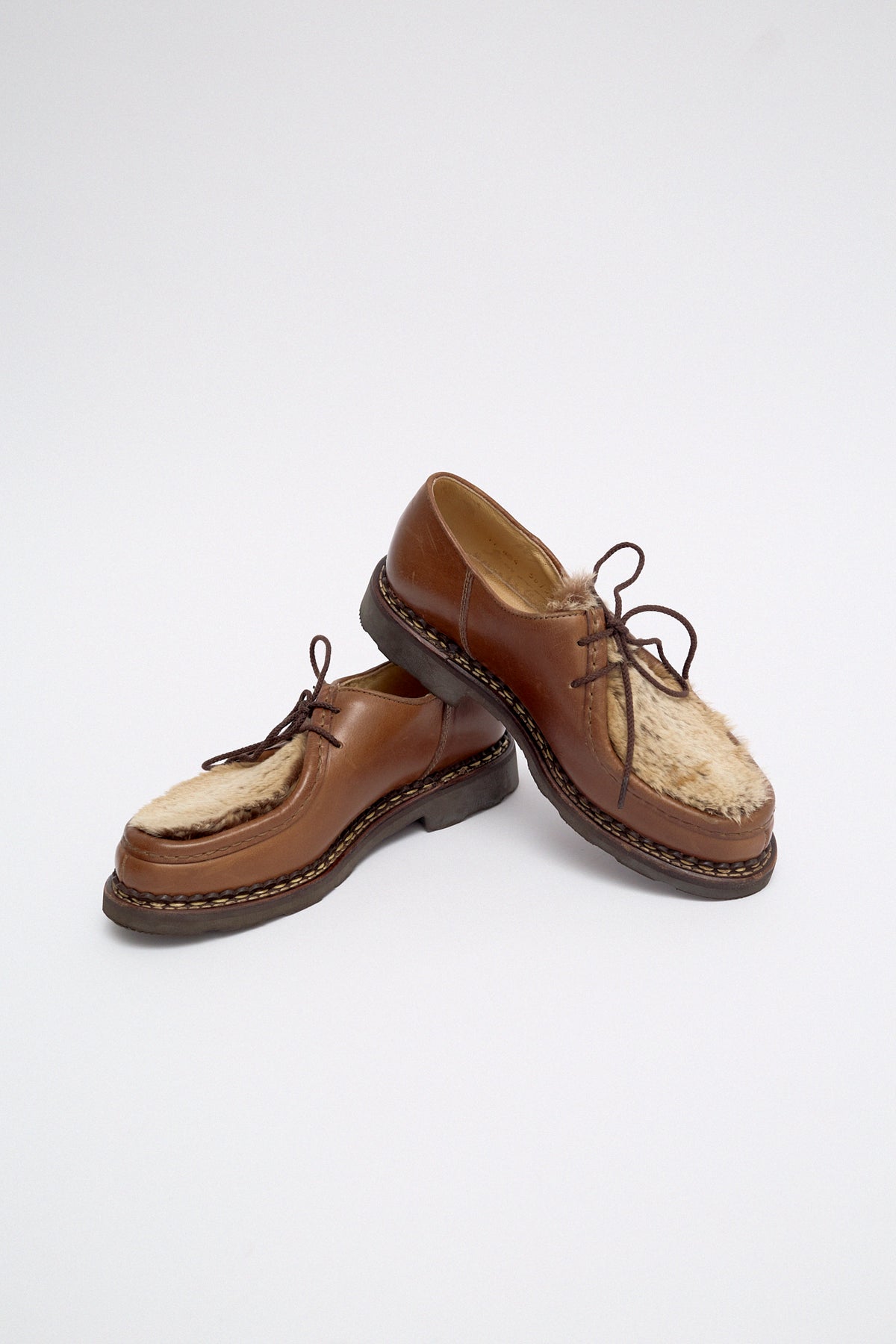 Leather boat shoes with shearling detail
