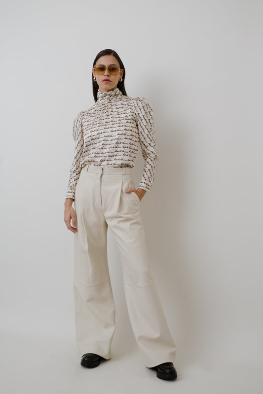 Flowing blouse with puffed sleeves
