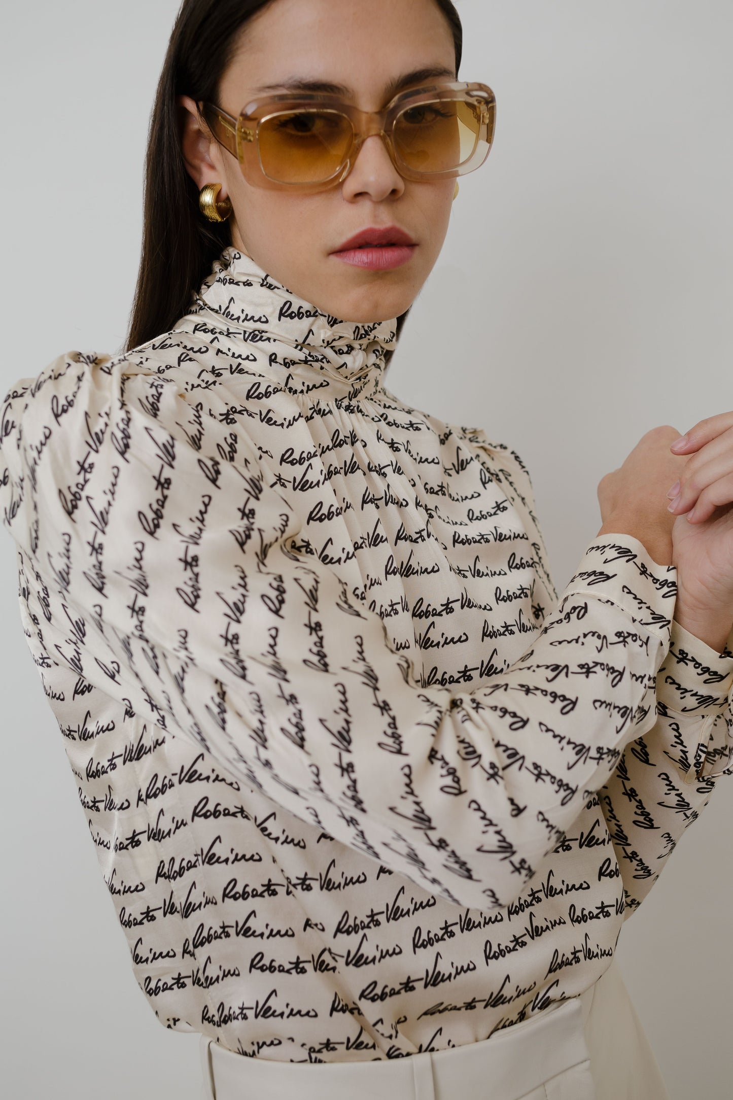Flowing blouse with puffed sleeves